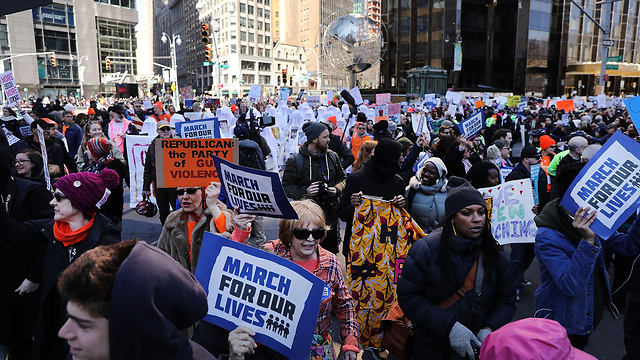 מפגינים לשינוי חוקי הנשק בניו יורק (צילום: AFP)