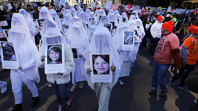 מפגינים לשינוי חוקי הנשק בניו יורק (צילום: AFP)