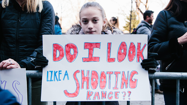 מפגינים לשינוי חוקי הנשק בניו יורק (צילום: EPA)