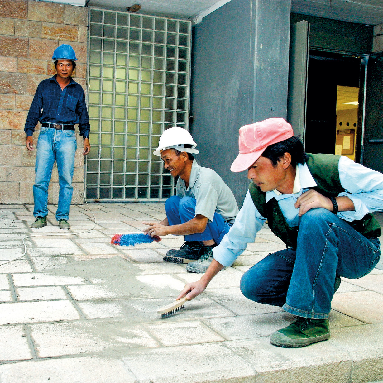 היום: פועלים סינים בעבודת ריצוף של חניון הכנסת. ומה עם עבודה עברית? | צילום: עמית שאבי ()