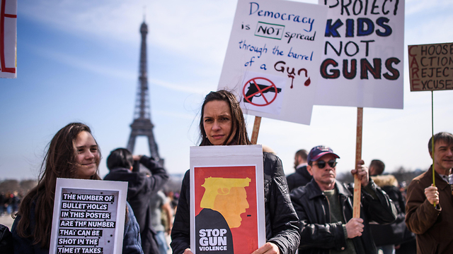 מפגינים בעולם לשינוי חוקי הנשק בארה