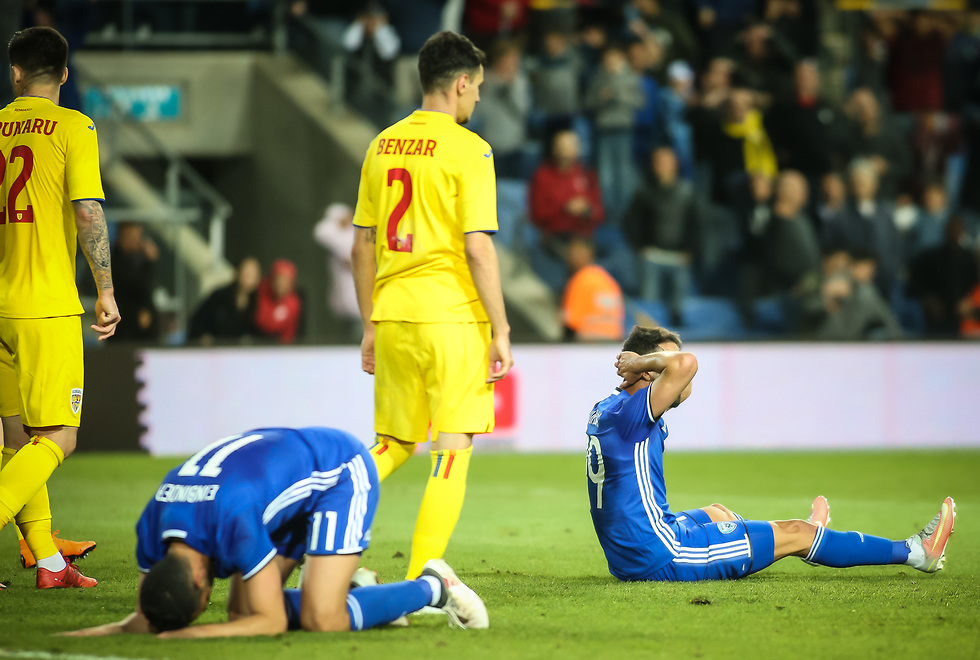 שחקני נבחרת ישראל מאוכזבים מול רומניה (צילום: עוז מועלם)