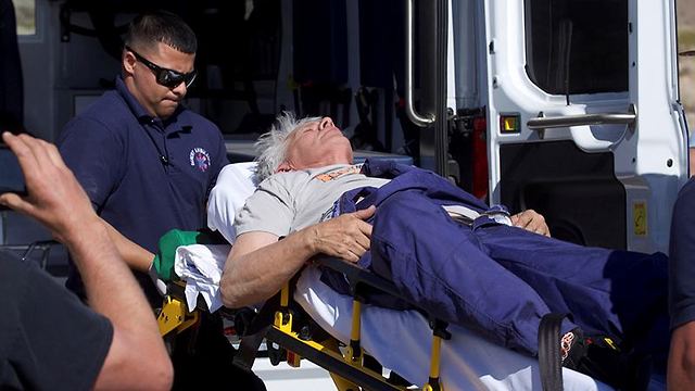 מייק יוז מפונה לטיפול רפואי אחרי הנחיתה (צילום: AP)