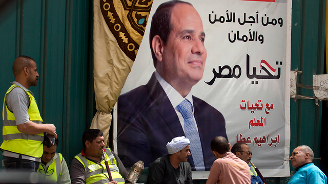 כרזת בחירות של נשיא מצרים עבד אל-פתאח א-סיסי (צילום: AP)