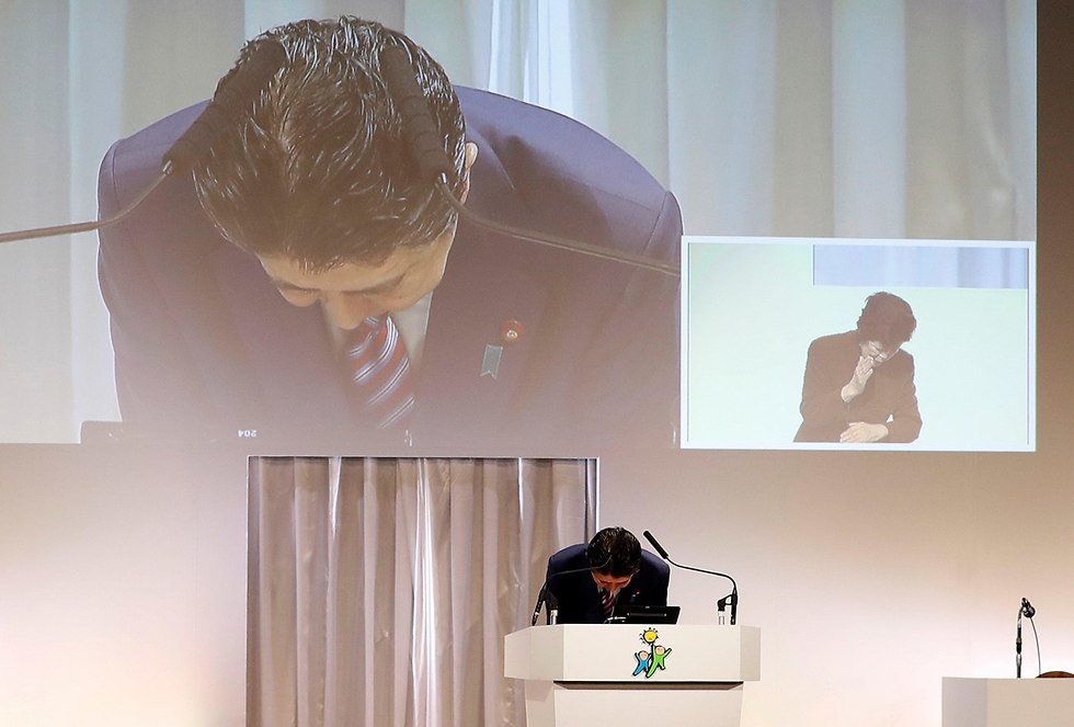 ראש ממשלת יפן שינזו אבה התנצל על פרשת שחיתות (צילום: רויטרס)