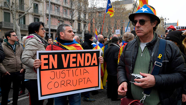 ברצלונה עימותים מפגינים משטרה בגלל מעצר נשיא קטלוניה קרלס פוג'דמון (צילום: AFP)