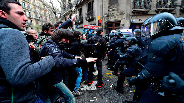 ברצלונה עימותים מפגינים משטרה בגלל מעצר נשיא קטלוניה קרלס פוג'דמון (צילום: AFP)