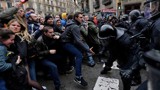 ברצלונה עימותים מפגינים משטרה בגלל מעצר נשיא קטלוניה קרלס פוג'דמון (צילום: AP)