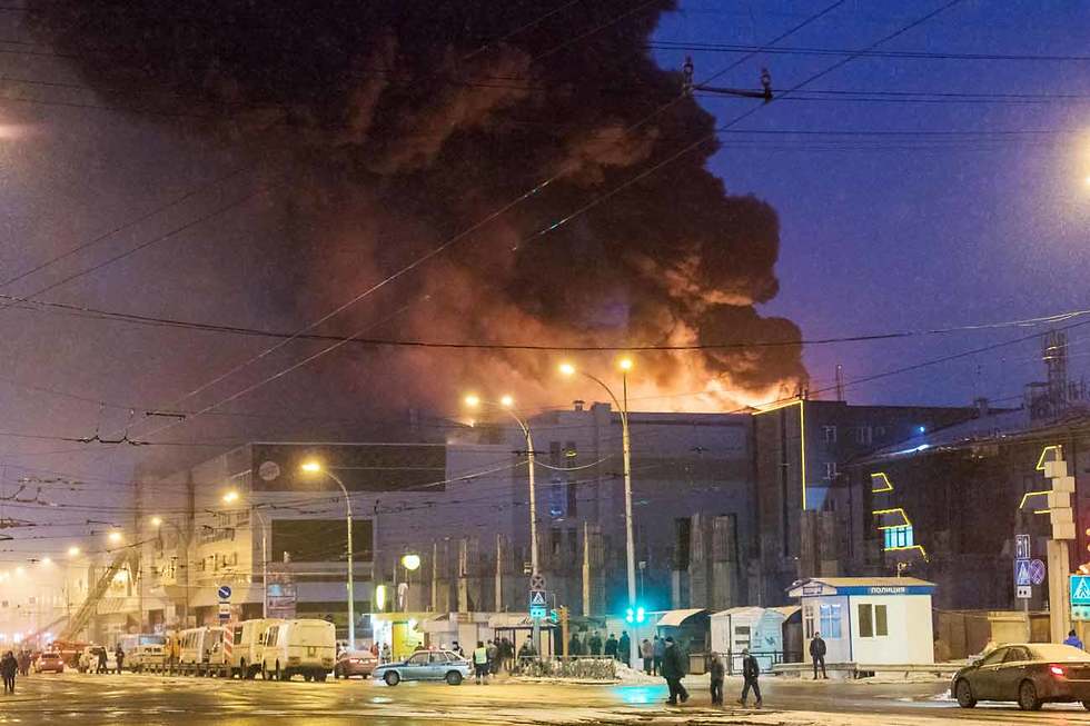 В российских СМИ пишут, что пожарные прибыли с опозданием в и малом числе. Фото: МСТ