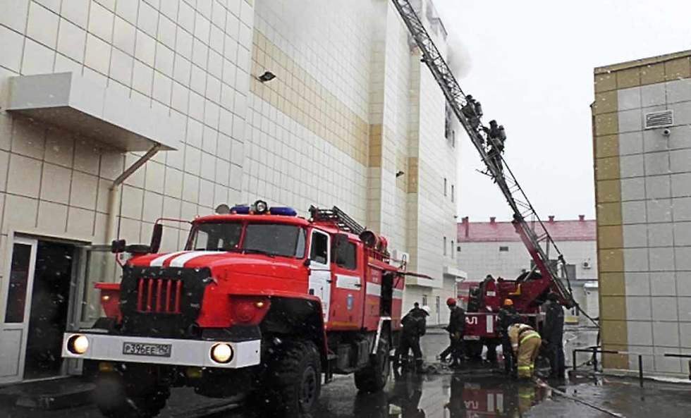 Жители Кемерово утверждают, что пожарные прибыли с опозданием и их было слишком мало. Фото: МСТ