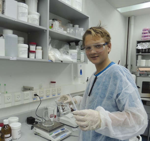 תלמיד בעבודות חקר במעבדות פריגו בירוחם (צילום: יח"צ)