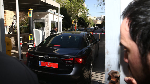 חוקרי המשטרה מגיעים למעון ראש הממשלה בירושלים (צילום: אוהד צויגנברג)