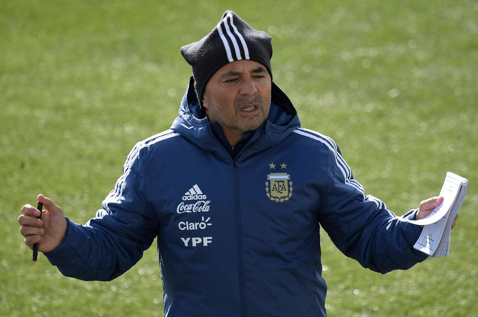 חורחה סמפאולי באימון נבחרת ארגנטינה (צילום: AFP)