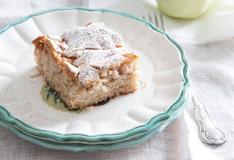 עוגת תפוחים ואגוזים בחושה לפסח (צילום: דני לרנר, סגנון: חמוטל יעקובוביץ')