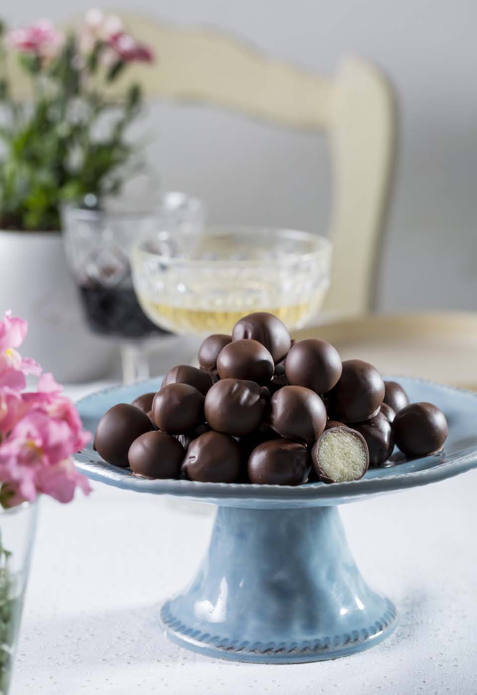  Марципановые конфеты в шоколаде. Фото: Боаз Лави