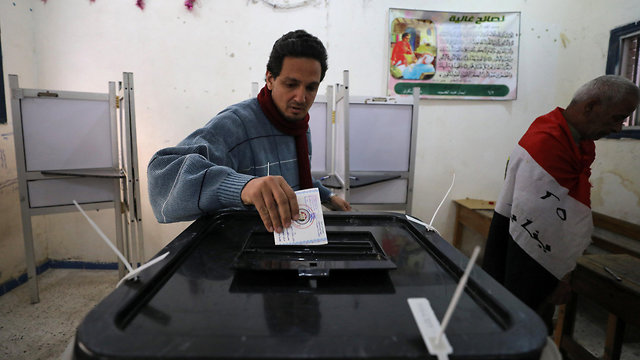 אנשים מצביעים בבחירות לנשיאות מצרים (צילום: רויטרס)