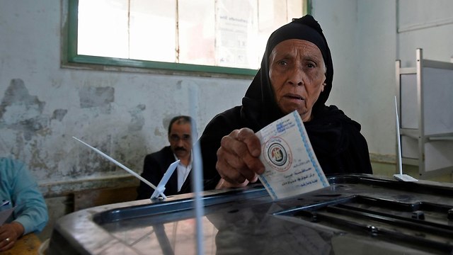 אנשים מצביעים בבחירות לנשיאות מצרים (צילום: AFP)