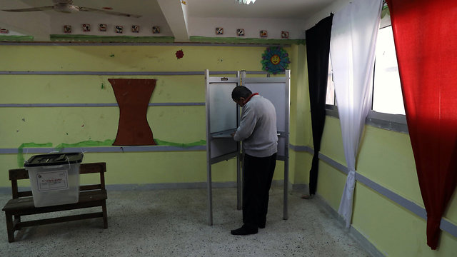 אנשים מצביעים בבחירות לנשיאות מצרים (צילום: רויטרס)