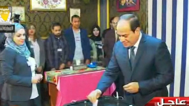 נשיא מצרים עבד אל-פתאח א-סיסי מצביע בבחירות לנשיאות (צילום: רויטרס)
