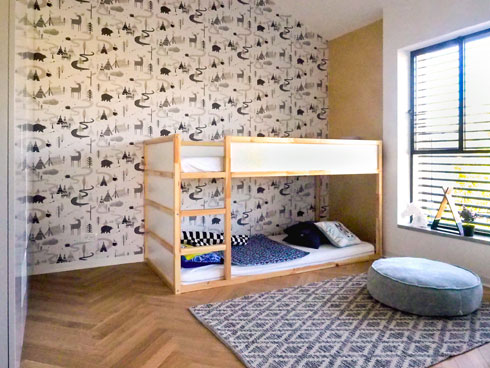 מגרעת בקיר מסמנת את מקום המיטה בכל אחד מחדרי הילדים (צילום: גל פורת)