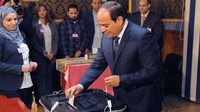 נשיא מצרים עבד אל-פתאח א-סיסי מצביע בבחירות לנשיאות ()