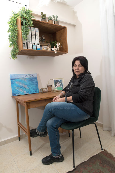 נשארו בחדר החדש: תמונה של תאיר על בד קנבס ולצדה משפט מצמרר מתוך עבודת השורשים שלה: "שהחיים שלי לא יחלפו ככה סתם" (צילום: אפי שריר)