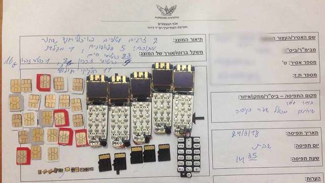 חלקים ממכשירים סלולריים שנמצאו בגופו של האסיר (צילום: דוברות השב