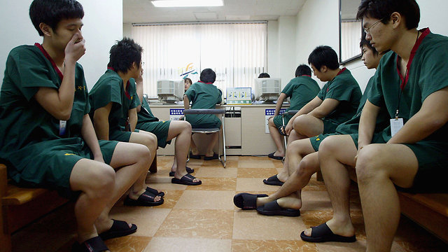 צעירים בבדיקות לקראת גיוס ב דרום קוריאה (צילום: gettyimages)
