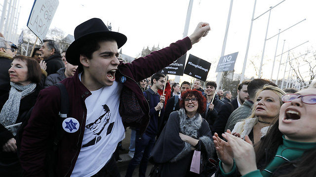 יהודים מפגינים ב לונדון נגד מנהיג הלייבור ג'רמי קורבין (צילום: AFP)