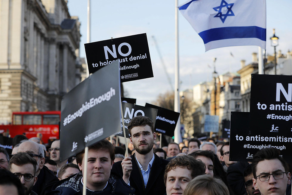 יהודים מפגינים ב לונדון נגד מנהיג הלייבור ג'רמי קורבין (צילום: AFP)