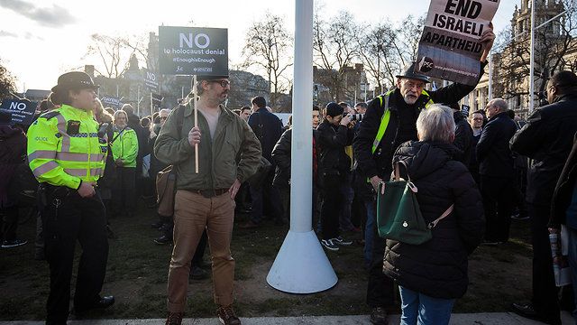 יהודים מפגינים ב לונדון נגד מנהיג הלייבור ג'רמי קורבין (צילום: gettyimages)