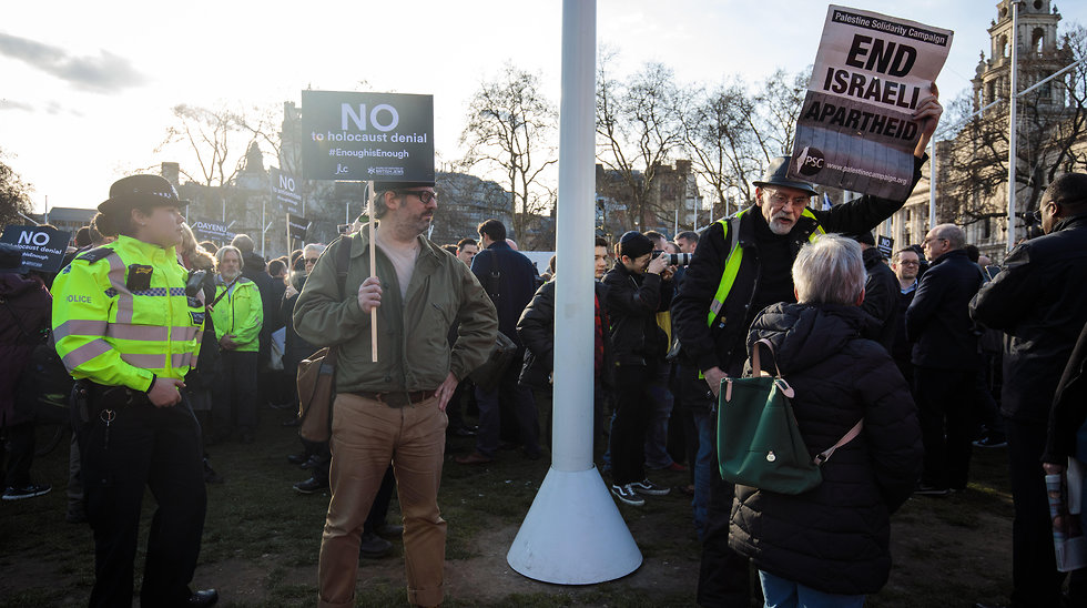 British Jews protest outside parliament against Labour's Jeremy Corbyn and met with counter-protest (Photo: GettyImages)