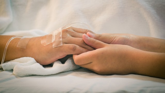 יד של אימא וילד בבית חולים (צילום: shutterstock)