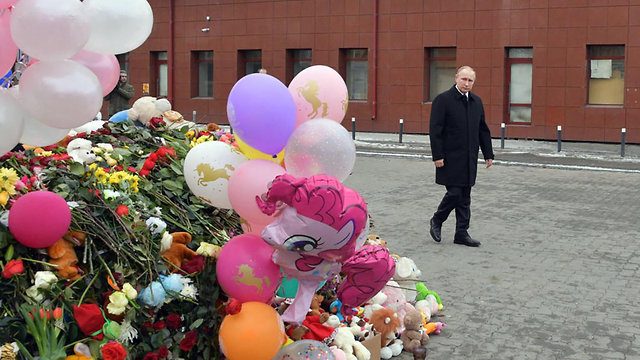 Путин посетил стихийный мемориал погибшим. Фото: ЕРА