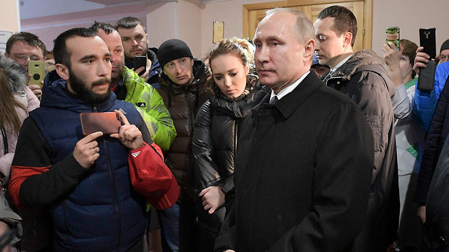 ולדימיר פוטין מבקר בעיר קמרובו (צילום: AFP)