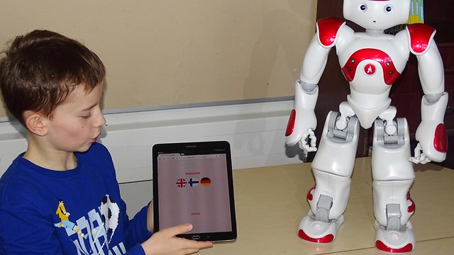 רובוטים מלמדים בבית ספר בפינלנד (צילום: רויטרס)