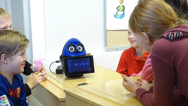 רובוטים מלמדים בבית ספר בפינלנד (צילום: רויטרס)