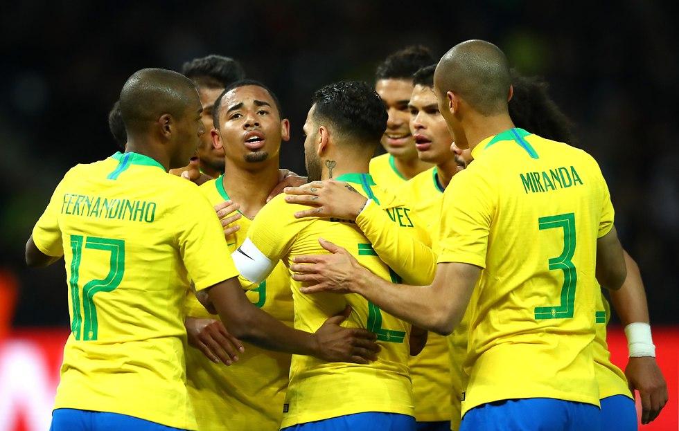 נבחרת ברזיל חוגגת (צילום: getty images)