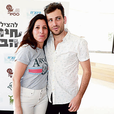 צהרי שישי האחרון, פרמיירה לסדרה "להציל את חיות הבר". אורנה בנאי מגיעה ומתיידדת עם ידידיה ויטל, שהוא בן הזוג של הבמאי, ארז ברנהולץ. צהרי שישי האחרון, פרמיירה לסדרה "להציל את חיות הבר". אורנה בנאי מגיעה ומתיידדת עם ידידיה ויטל, שהוא בן הזוג של הבמאי, ארז ברנהולץ.