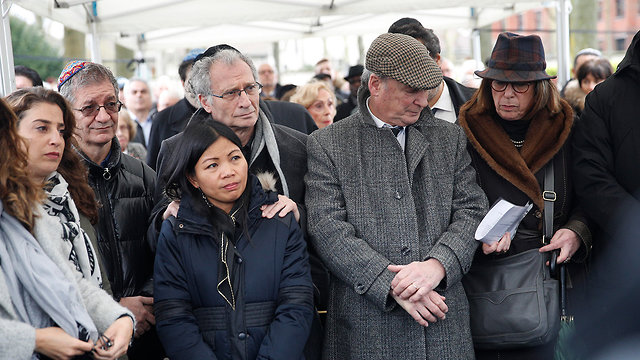 נשיא צרפת עמנואל מקרון בהלוויה של מיריי קנול (צילום: AP)