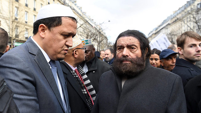 חסן שלגומי האימאם של דראנסי עם הסופר מארק האלטר עצרת פריז לזכר מיריי קנול נרצחה אנטישמיות צרפת  (צילום: AFP)