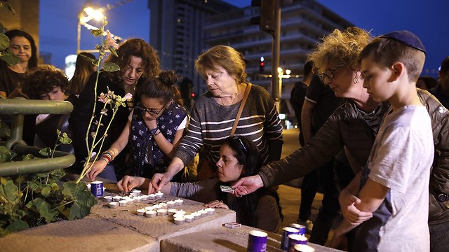 נרות זיכרון ב ירושלים לזכר מיריי קנול נרצחה ב פריז צרפת אנטישמיות (צילום: AFP)
