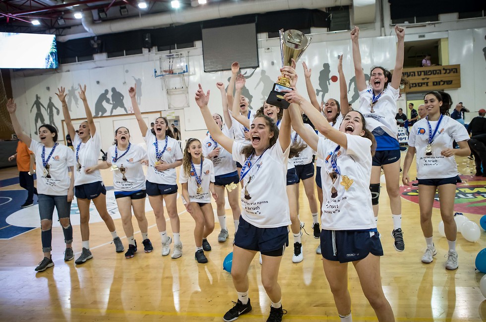 מכבי רעננה חוגגת זכייה בגביע המדינה לנערות א' (צילום: באדיבות איגוד הכדורסל)