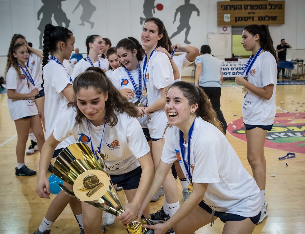 מכבי רעננה חוגגת זכייה בגביע המדינה לנערות א' (צילום: באדיבות איגוד הכדורסל)