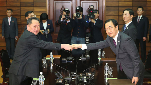 שרי האיחוד של צפון ודרום קוריאה (צילום: AFP)