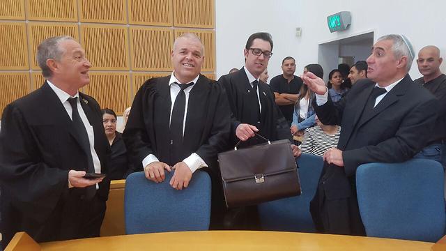 צוות ההגנה משפט אלון חסן (צילום: אילנה קוריאל)
