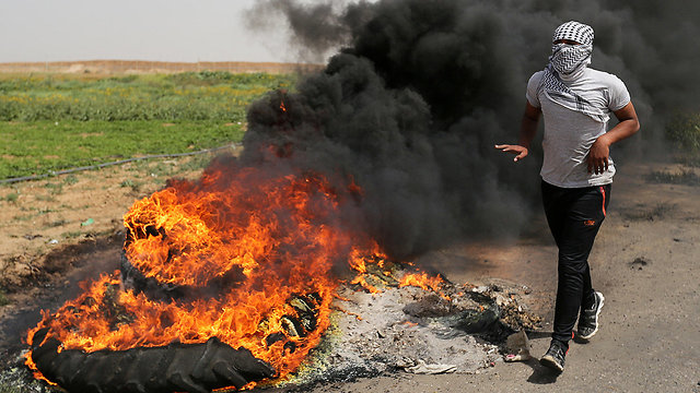 Palestinians riot near the Gaza border ahead of Friday's protests (Photo: Reuters)