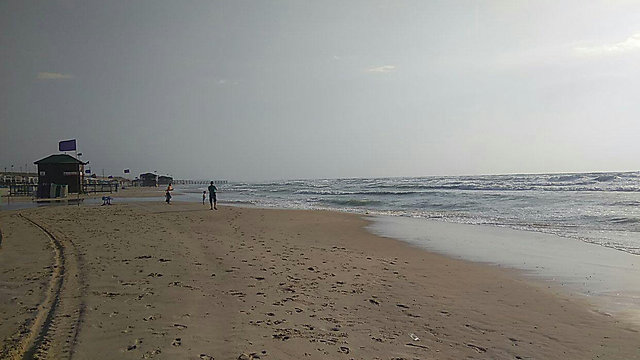 חוף ים ראשון לציון (צילום: משי בן עמי)
