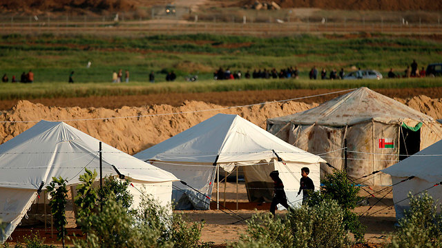 פלסטינים בגבול רצועת עזה (צילום: AFP)