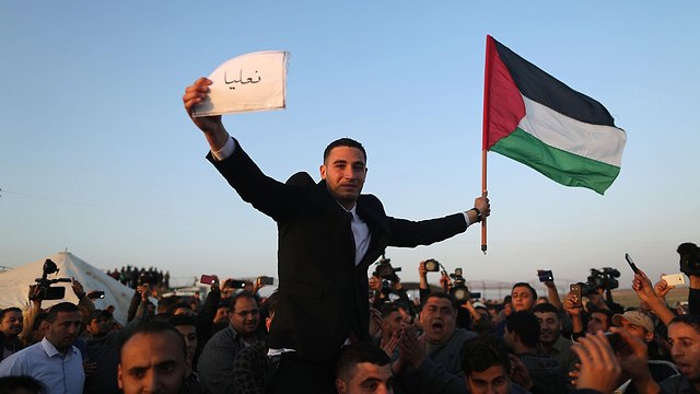 Palestinians by the border (Photo: AFP)